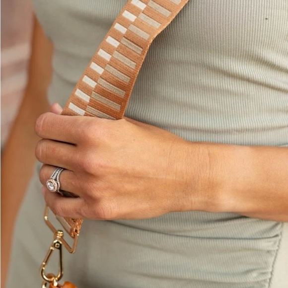 - Pretty simple tan woven bum bag belt bag new with tags - Picture 2 of 4